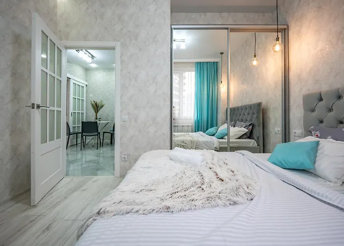 панорамний вид моря дві спальнi та зала 0522