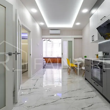 Apartment панорамний вид моря дві спальнi та зала 0522 *